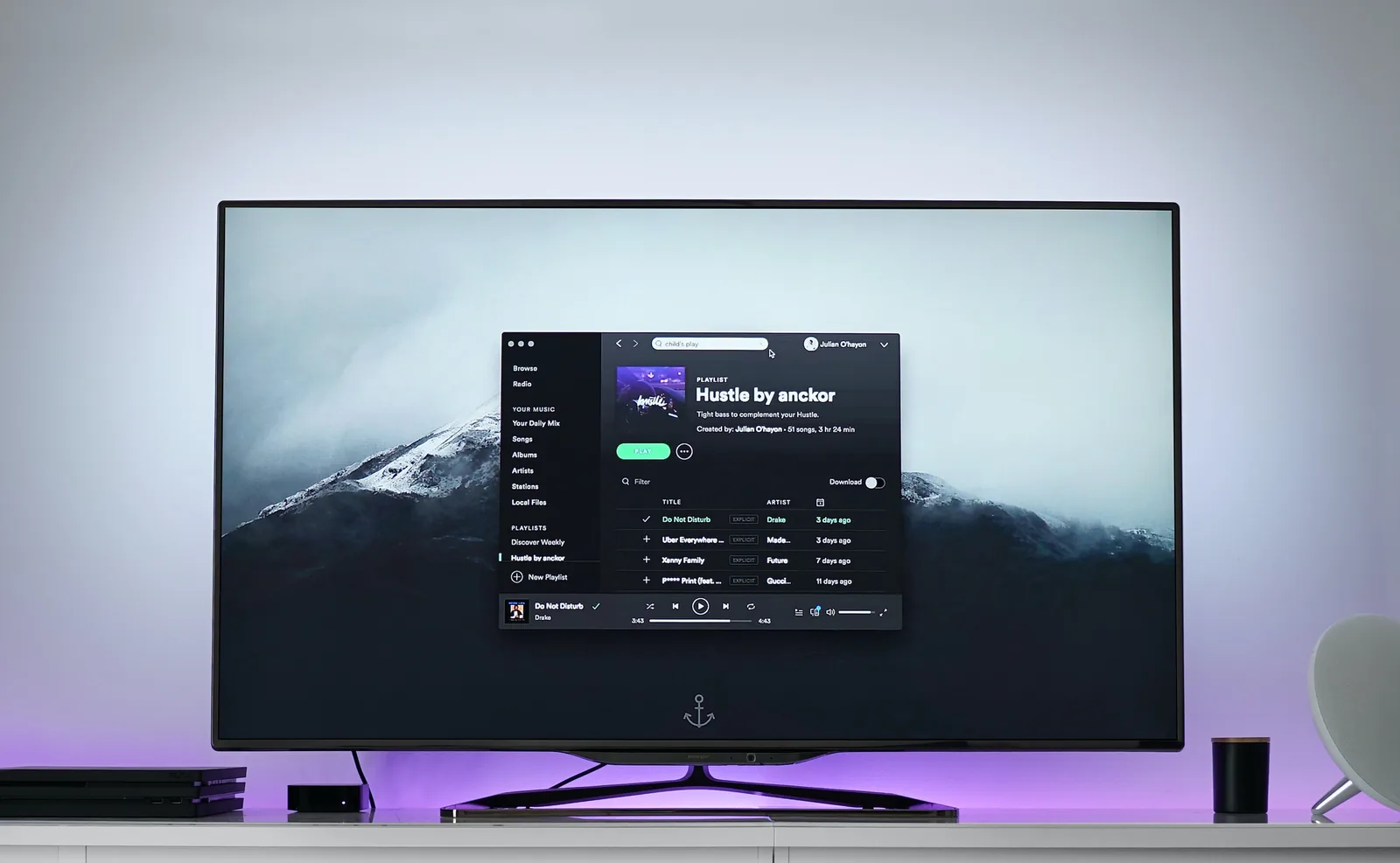 Fernseher mit farbiger Hintergrundbeleuchtung als Ambilight-Alternative