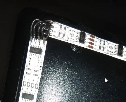 LED-Streifen an einer TV-Ecke mit kurzen Verbindungskabeln